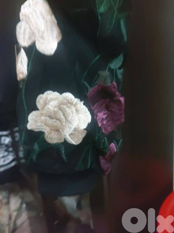 للبيع طقم بلوزه وتنوره نسائيه 1