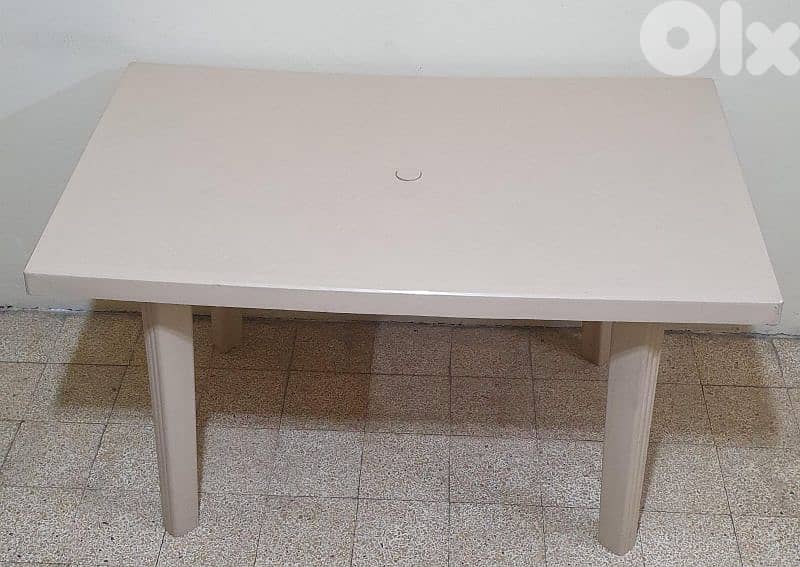 Table  Kamaplast  beige  used  like new 125 x73   22$  beirut 03723895 3