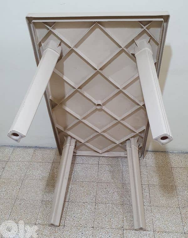 Table  Kamaplast  beige  used  like new 125 x73   22$  beirut 03723895 8