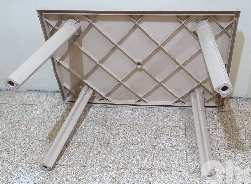Table  Kamaplast  beige  used  like new 125 x73   22$  beirut 03723895 9