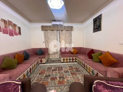 غرفة قعدة كاملة مع البرادي و السجادة بعدها جديدة خشب متين و صندوق ش