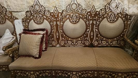 طقم صالون عربي فخم محفور يدوي بدقّة عالية