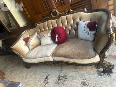 طقم كنبايات ملكي حفر خشب زان اربع قطع وطاولة شبه جديد