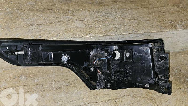 Right rear tail light  a little broken as per picture 2