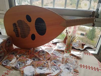 عود مميز بسعر مميز جديد مع شنطة وريش بأفضل سعر مخفض