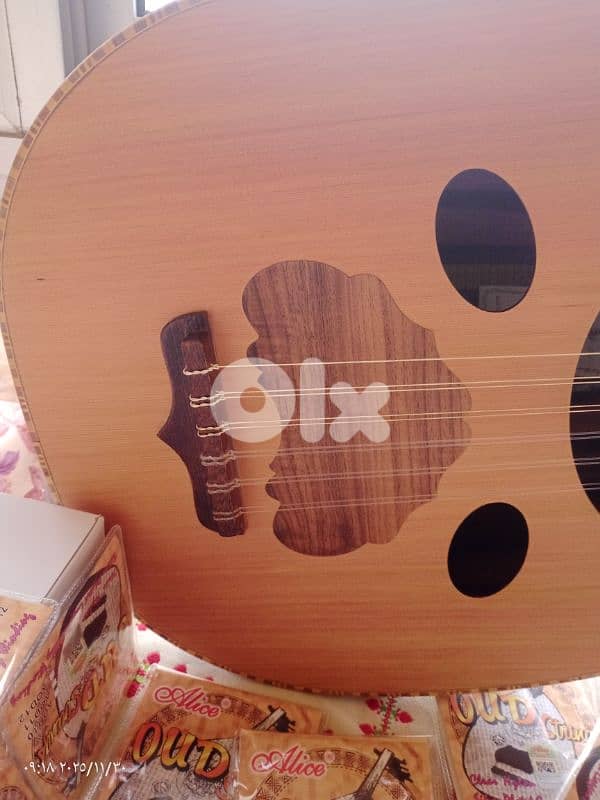 عود مميز بسعر مميز جديد مع شنطة وريش بأفضل سعر مخفض 2