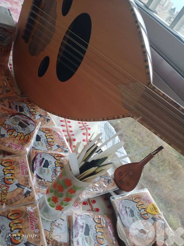 عود مميز بسعر مميز جديد مع شنطة وريش بأفضل سعر مخفض 3