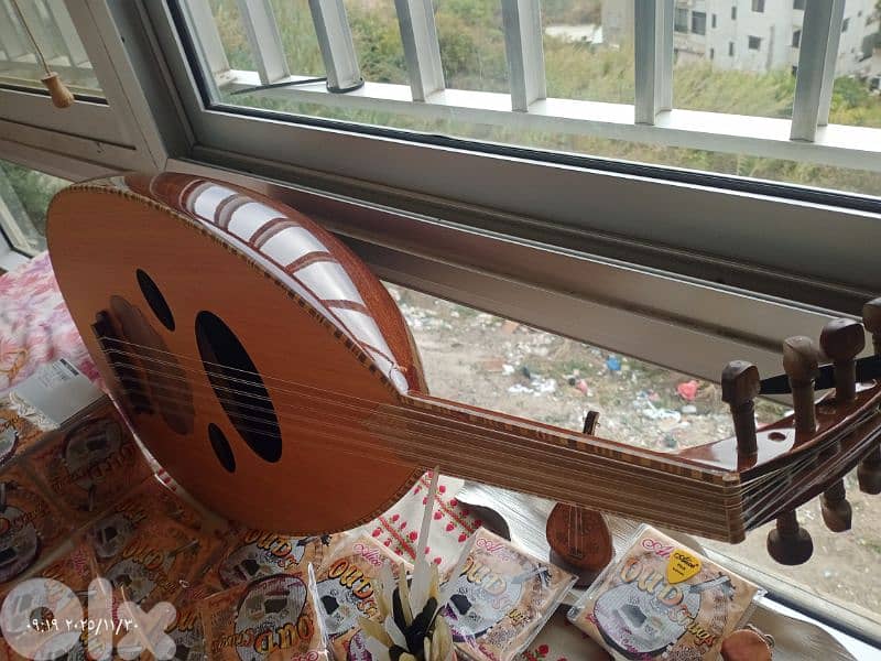 عود مميز بسعر مميز جديد مع شنطة وريش بأفضل سعر مخفض 10