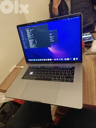 macbook pro 2016  15.2 inch i7/touchbar/16 rams