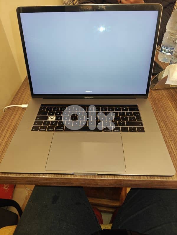 macbook pro 2016  15.2 inch i7/touchbar/16 rams 5