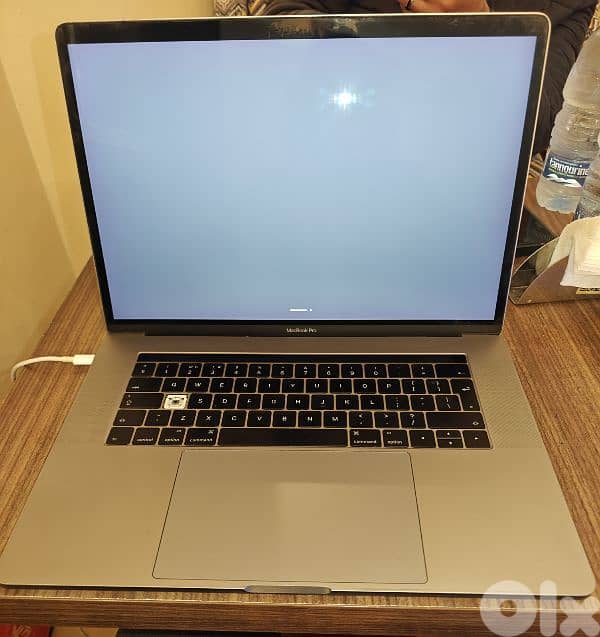 macbook pro 2016  15.2 inch i7/touchbar/16 rams 8