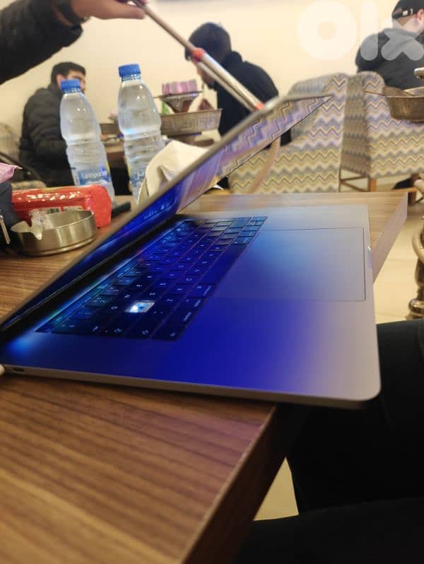 macbook pro 2016  15.2 inch i7/touchbar/16 rams 9