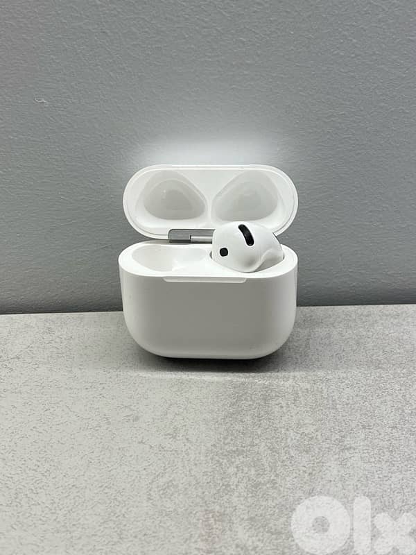 One Airpod 4 3