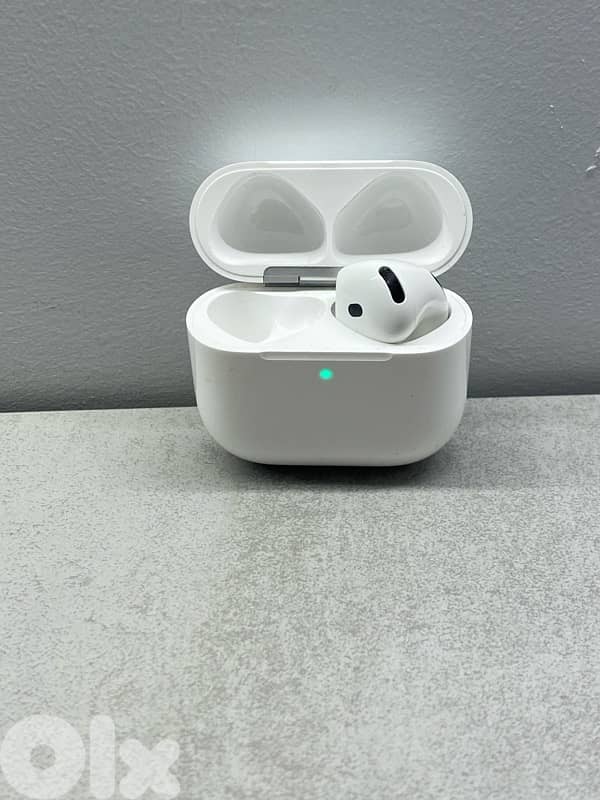 One Airpod 4 4