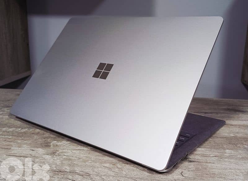 Microsoft Surface - touch 2k - gen 10 core i5 super slim 3