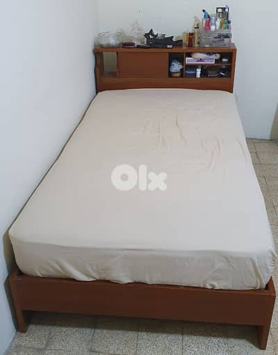 تخت  مع  فرشة  مفرد و نص  طول ٢٢٠   عرض ١١٠ مع  جارور نضيف و عتيق قديم