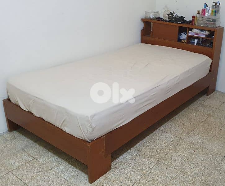 تخت  مع  فرشة  مفرد و نص  طول ٢٢٠   عرض ١١٠ مع  جارور نضيف و عتيق قديم 1