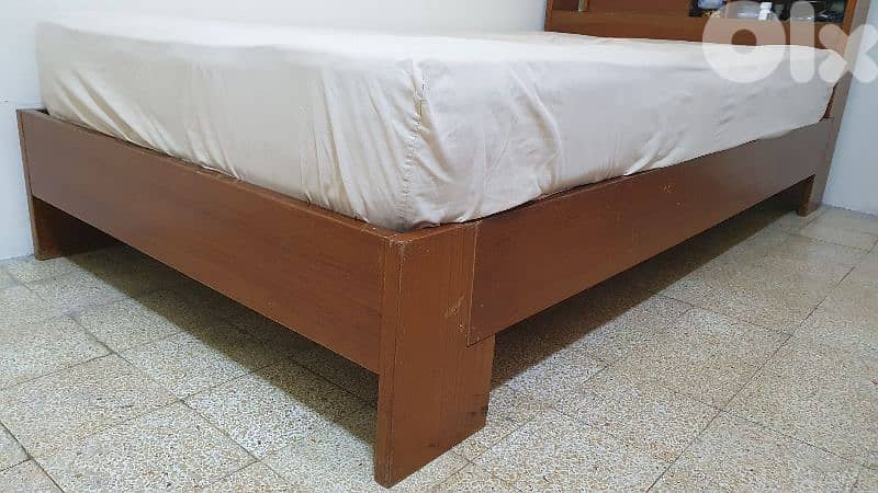 تخت  مع  فرشة  مفرد و نص  طول ٢٢٠   عرض ١١٠ مع  جارور نضيف و عتيق قديم 3