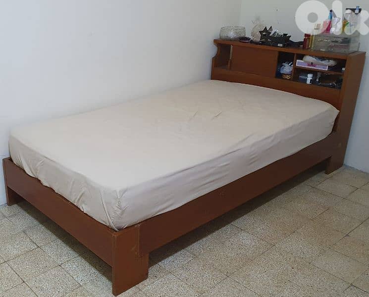 تخت  مع  فرشة  مفرد و نص  طول ٢٢٠   عرض ١١٠ مع  جارور نضيف و عتيق قديم 4