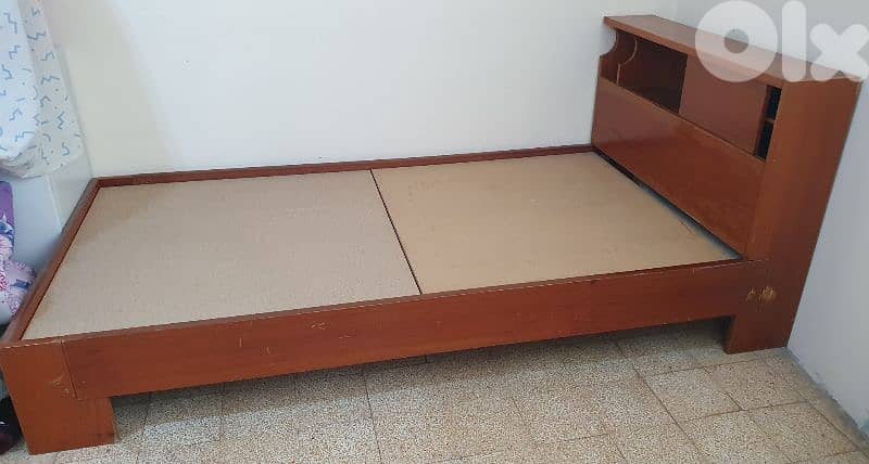 تخت  مع  فرشة  مفرد و نص  طول ٢٢٠   عرض ١١٠ مع  جارور نضيف و عتيق قديم 6