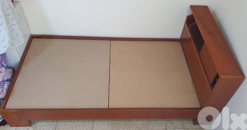 تخت  مع  فرشة  مفرد و نص  طول ٢٢٠   عرض ١١٠ مع  جارور نضيف و عتيق قديم 8