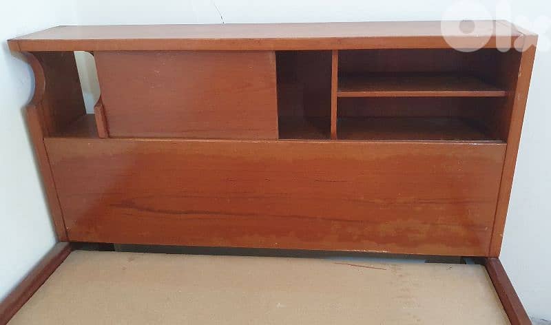 تخت  مع  فرشة  مفرد و نص  طول ٢٢٠   عرض ١١٠ مع  جارور نضيف و عتيق قديم 9