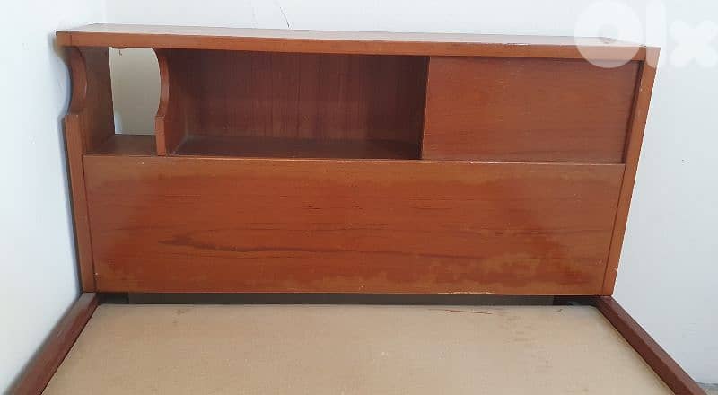 تخت  مع  فرشة  مفرد و نص  طول ٢٢٠   عرض ١١٠ مع  جارور نضيف و عتيق قديم 10