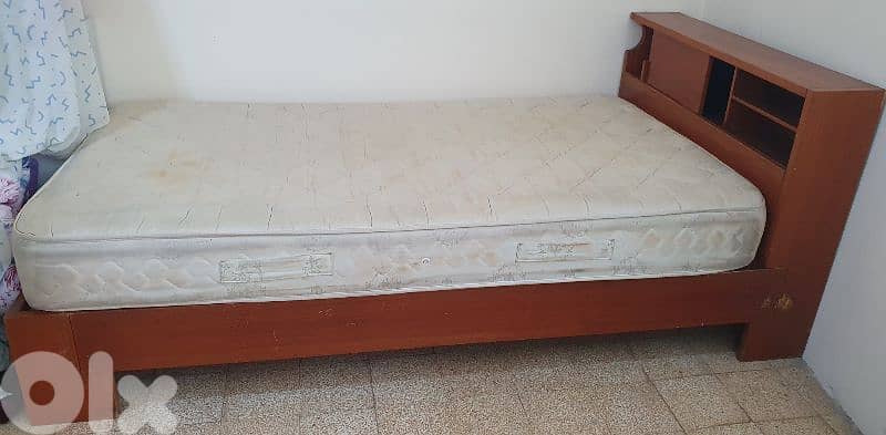 تخت  مع  فرشة  مفرد و نص  طول ٢٢٠   عرض ١١٠ مع  جارور نضيف و عتيق قديم 12