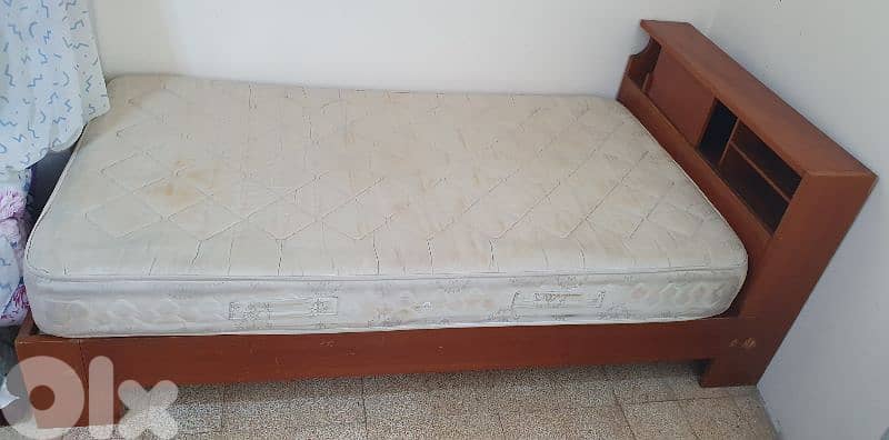 تخت  مع  فرشة  مفرد و نص  طول ٢٢٠   عرض ١١٠ مع  جارور نضيف و عتيق قديم 13