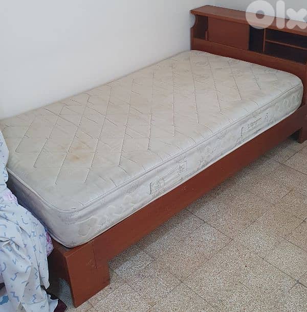 تخت  مع  فرشة  مفرد و نص  طول ٢٢٠   عرض ١١٠ مع  جارور نضيف و عتيق قديم 14