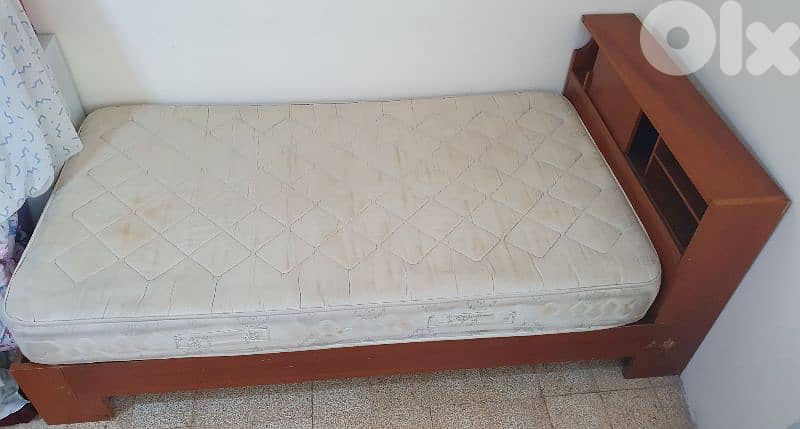 تخت  مع  فرشة  مفرد و نص  طول ٢٢٠   عرض ١١٠ مع  جارور نضيف و عتيق قديم 15