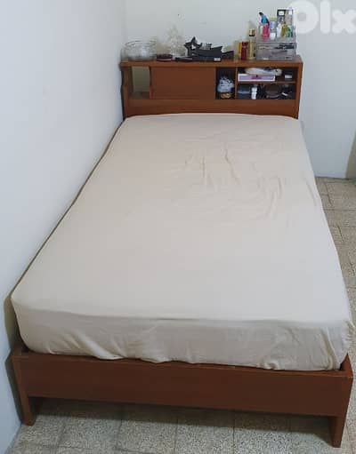 تخت  مع  فرشة  مفرد و نص  طول ٢٢٠   عرض ١١٠ مع  جارور نضيف و عتيق قديم