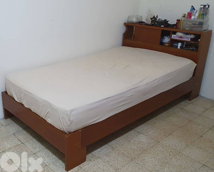 تخت  مع  فرشة  مفرد و نص  طول ٢٢٠   عرض ١١٠ مع  جارور نضيف و عتيق قديم 1