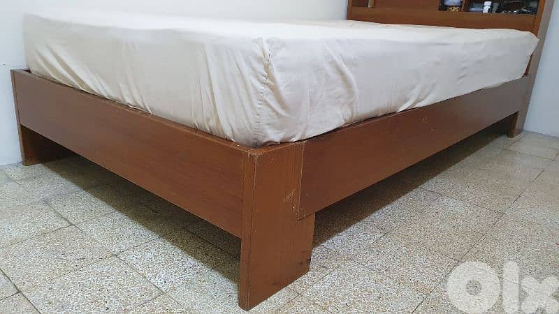 تخت  مع  فرشة  مفرد و نص  طول ٢٢٠   عرض ١١٠ مع  جارور نضيف و عتيق قديم 2