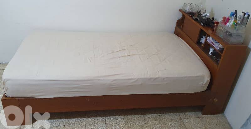 تخت  مع  فرشة  مفرد و نص  طول ٢٢٠   عرض ١١٠ مع  جارور نضيف و عتيق قديم 3