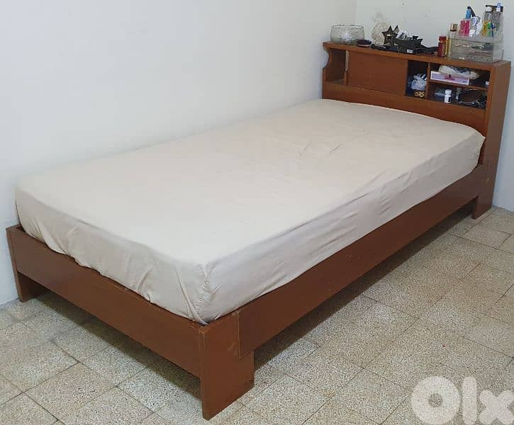 تخت  مع  فرشة  مفرد و نص  طول ٢٢٠   عرض ١١٠ مع  جارور نضيف و عتيق قديم 4