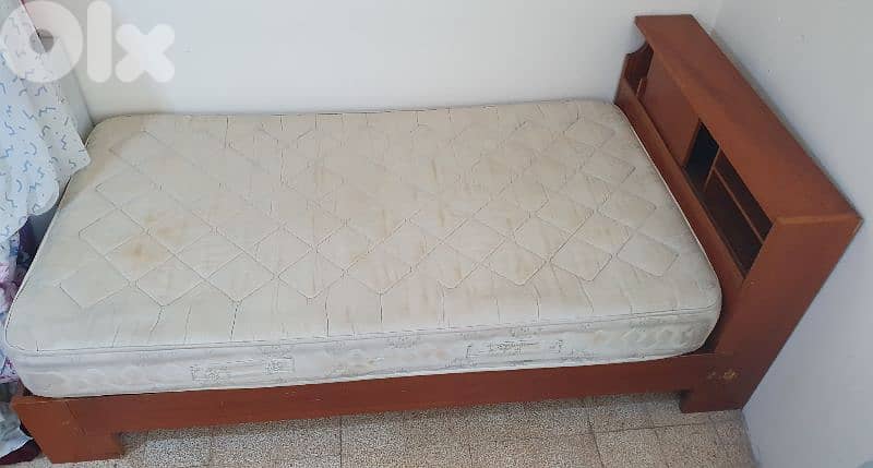 تخت  مع  فرشة  مفرد و نص  طول ٢٢٠   عرض ١١٠ مع  جارور نضيف و عتيق قديم 5