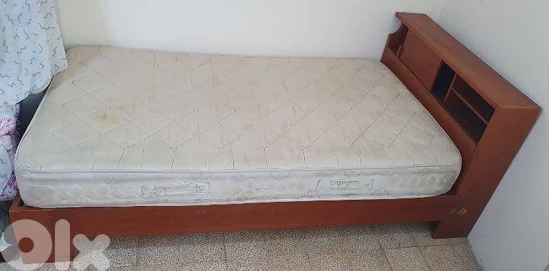 تخت  مع  فرشة  مفرد و نص  طول ٢٢٠   عرض ١١٠ مع  جارور نضيف و عتيق قديم 6