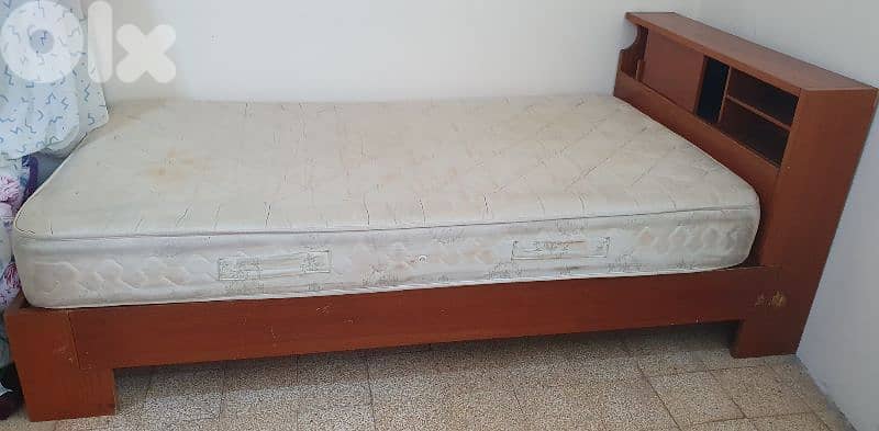 تخت  مع  فرشة  مفرد و نص  طول ٢٢٠   عرض ١١٠ مع  جارور نضيف و عتيق قديم 7