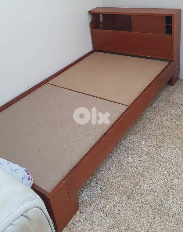 تخت  مع  فرشة  مفرد و نص  طول ٢٢٠   عرض ١١٠ مع  جارور نضيف و عتيق قديم 9