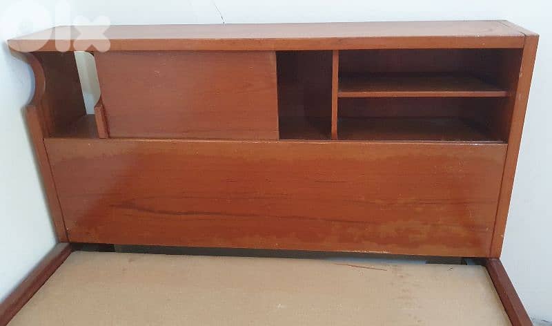 تخت  مع  فرشة  مفرد و نص  طول ٢٢٠   عرض ١١٠ مع  جارور نضيف و عتيق قديم 10