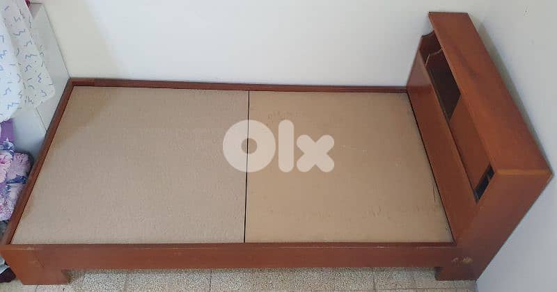 تخت  مع  فرشة  مفرد و نص  طول ٢٢٠   عرض ١١٠ مع  جارور نضيف و عتيق قديم 13