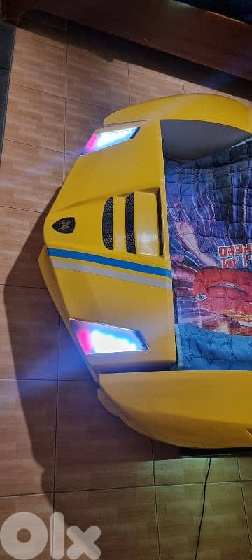 للبيع: سرير أطفال موديل سيارة سباق (Lamborghini Style) - بحالة ممتازة!