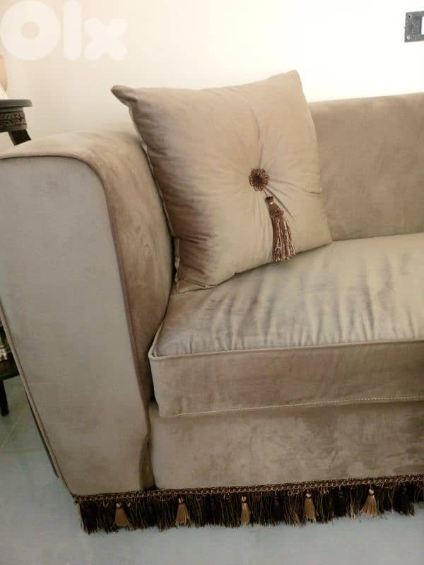 كنباية مترين مخمل باج على ذهبي او بروزنز 1