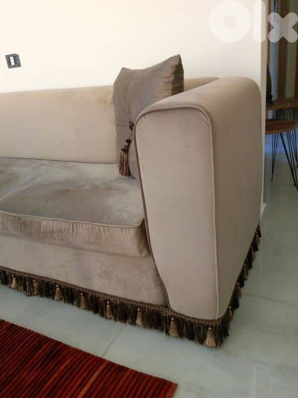 كنباية مترين مخمل باج على ذهبي او بروزنز 3