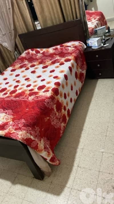 تخت مفرد ونص مع فرشه ضغط وكومود وشوفنير