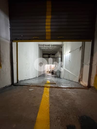 مستودع مع نزلة سيارات مساحة 550متر