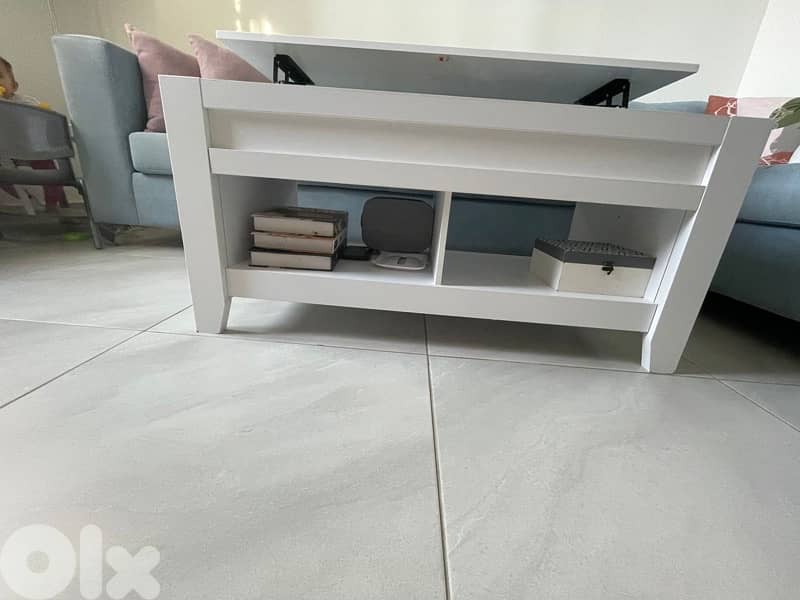 Table that opens to become closer to seat 1