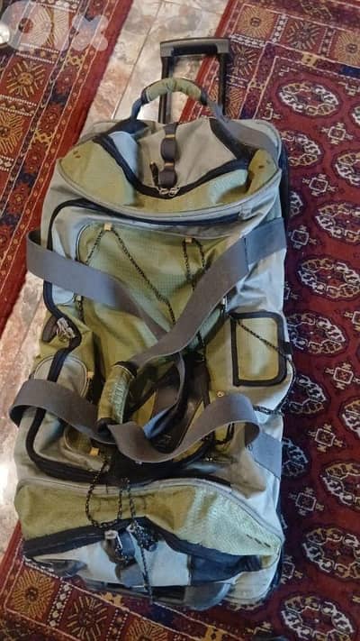 شنطه تخييم بتنحمل عالضهر والها دواليب