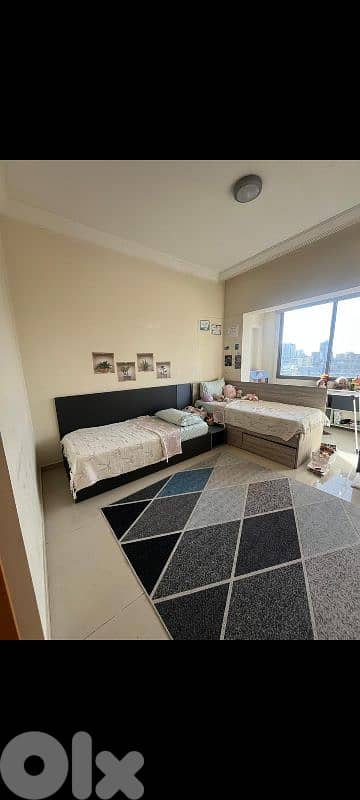 تختين بشكل زاوية مع طاولة بيناتهم